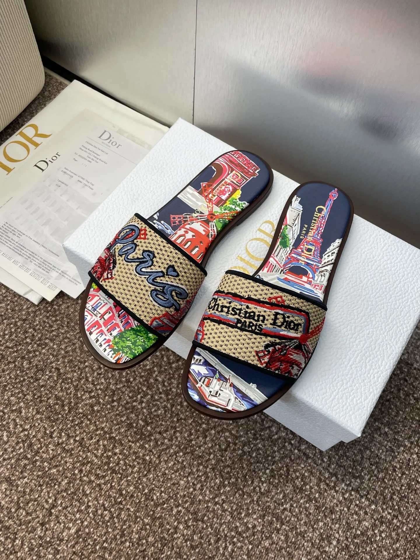👟👟Ex-factory price 500👟👟 Dior 2025 spring and summer new style DWAY flat flip flops jelly color women's shoes CD letter logo three-dimensional embroidery round toe open toe color block sandals Material: upper imported raffia electric embroidery high temperature water-soluble cotton technical fabric + water-dyed sheepskin lining + Italian thickened leather outsole size: 34-42 (34.40.41.42. Customized, non-refundable and non-exchangeable)
